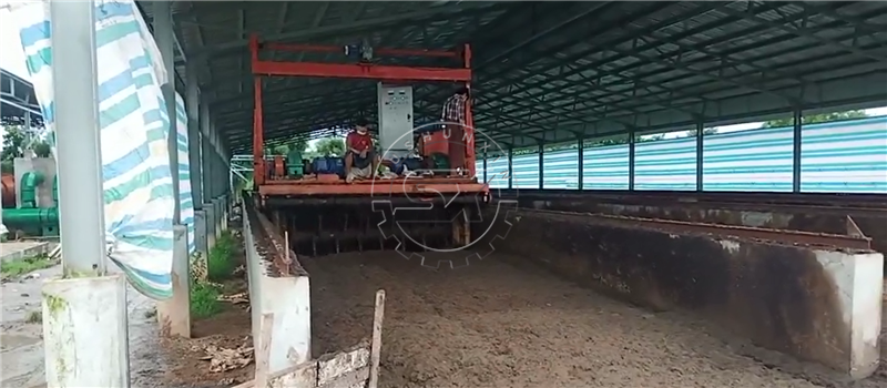 Shunxin Groove Type Chicken Manure Composting Turner for organic fertilizer producing in Myanmar