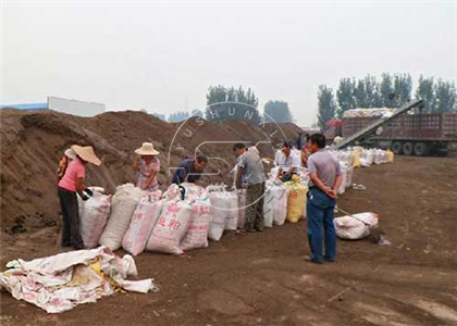 Farmers packing the Soybean Meal powdered by our Crushing Machine in to bags as powder organic fertilizer for sale